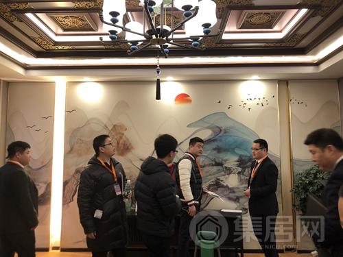 参展者体验奥华集成墙面的魅力