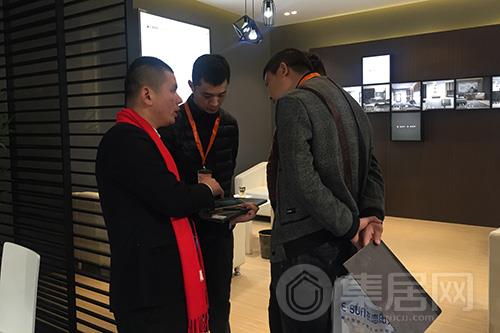 工作人员为咨询者讲解