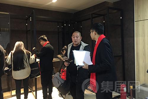 展馆内工作人员耐心为咨询者讲解
