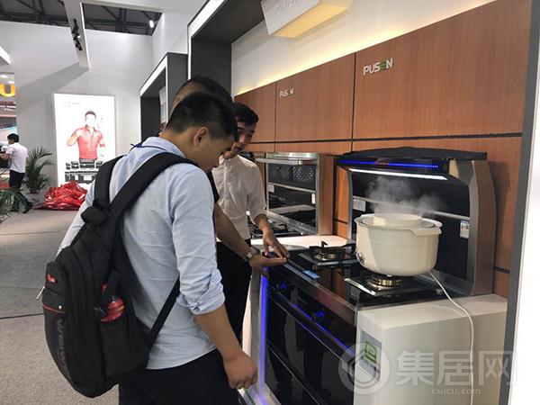 观展者体验普森集成灶产品性能