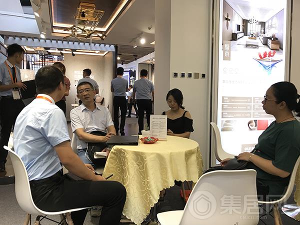奥华工作人员热情接待意向客户