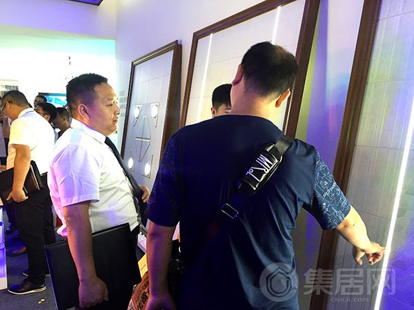容声工作人员为客户介绍产品