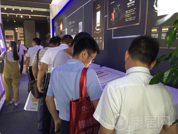 容声工作人员为客户介绍产品