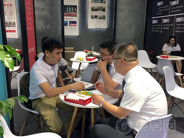 容声工作人员与客户亲切交谈