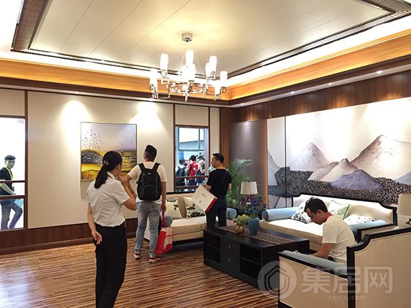 汇星品产品吸引了众多观展者参观