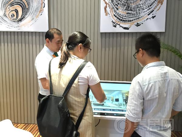 汇星品产品吸引了众多观展者参观