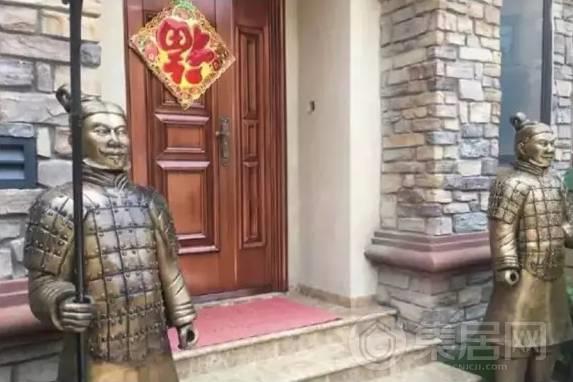 我家门口有俩兵马俑