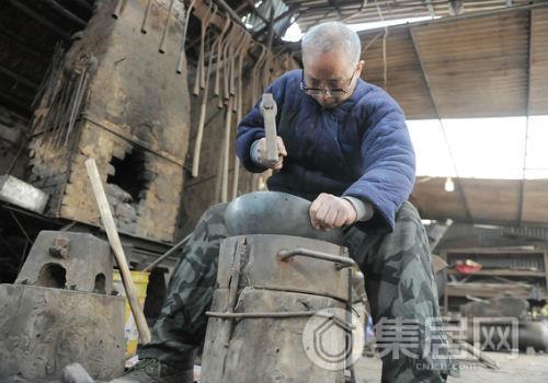 铁匠传承人牛祺圣在家里赶制铁锅