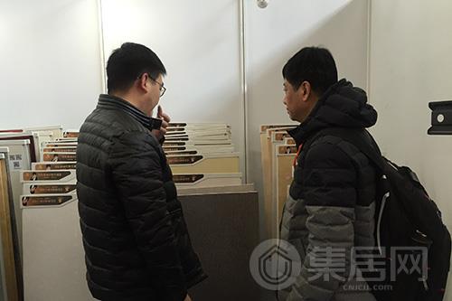 工作人员向咨询者介绍览胜产品