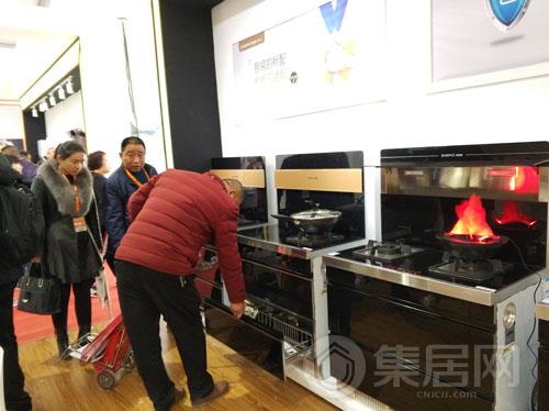 参展者了解浙派集成灶