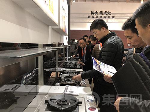 消费者围绕着科大产品驻足参观