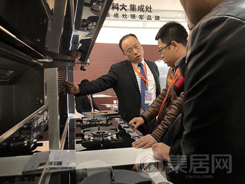 消费者围绕着科大产品驻足参观