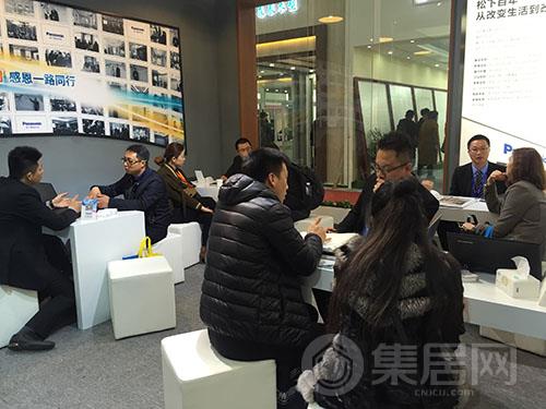 参展者了解松下产品