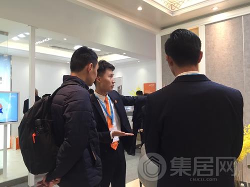 奥普工作人员给参展者介绍产品