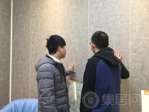 奥普工作人员给参展者介绍产品