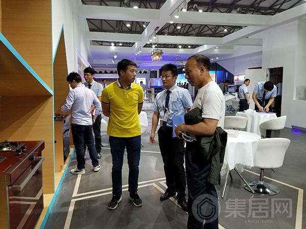 潮邦工作人员解答顾客疑问