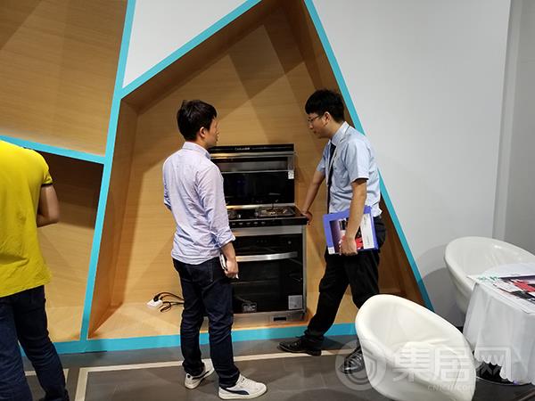 潮邦工作人员解答顾客疑问
