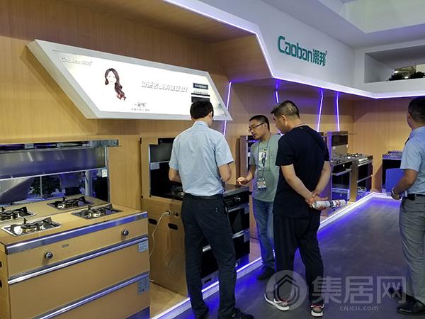 潮邦工作人员解答顾客疑问