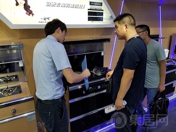潮邦工作人员解答顾客疑问