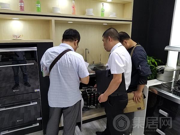 厨壹堂集成灶工作人员解答疑问
