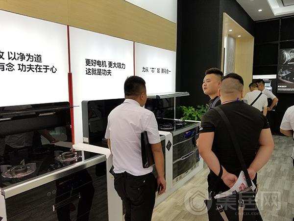 厨壹堂工作人员与顾客交谈