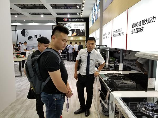 厨壹堂集成灶工作人员介绍产品