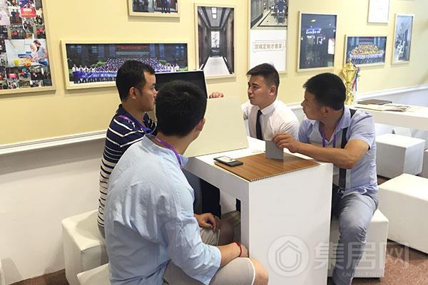 观展者了解世纪豪门产品
