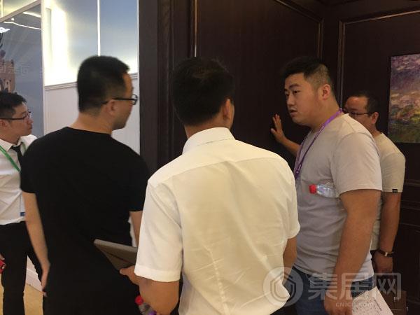 世纪豪门工作人员热情接待