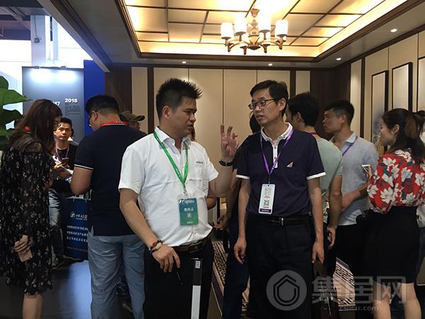 工作人员为客户介绍巨奥产品