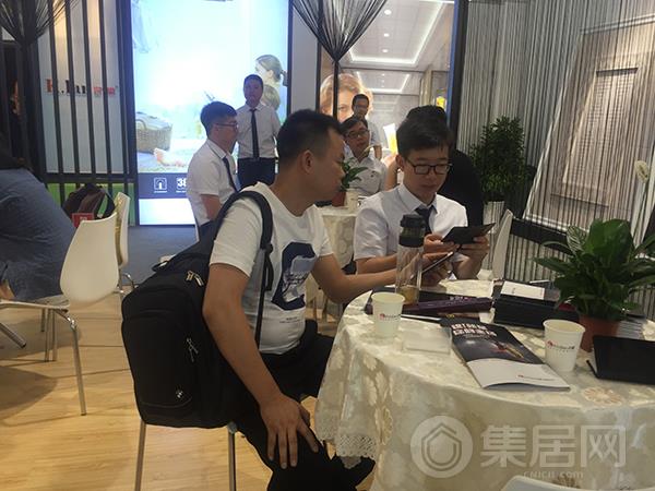 飞雕集成吊顶工作人员与客户洽谈