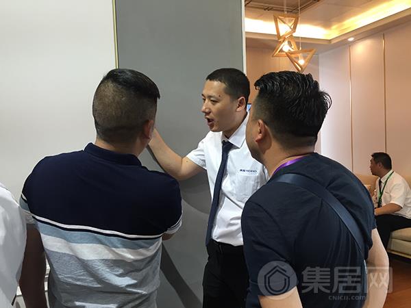 美赫工作人员介绍产品信息
