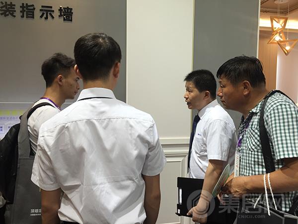 美赫工作人员介绍产品信息