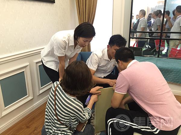 雅阁工作人员向客户介绍产品