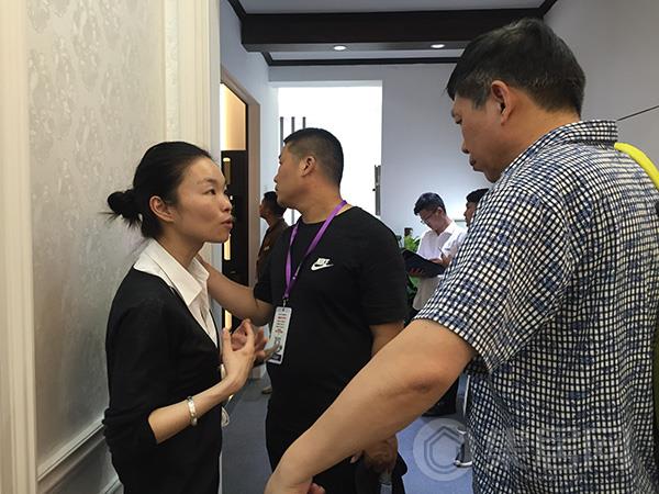 雅阁工作人员向客户介绍产品