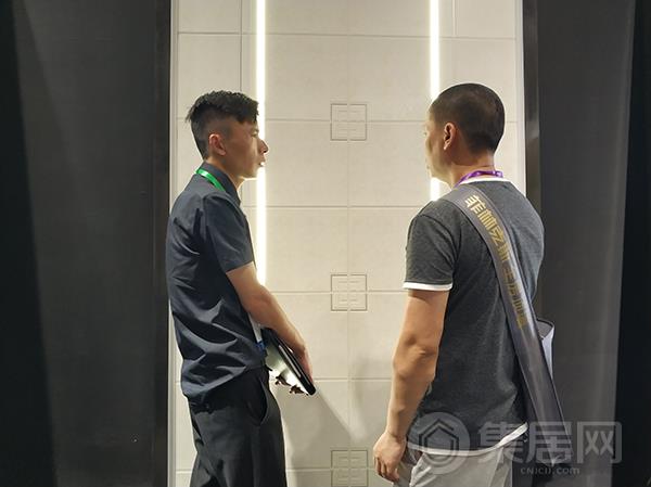 花旗工作人员介绍产品