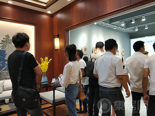 克兰斯顶墙展馆人潮涌动