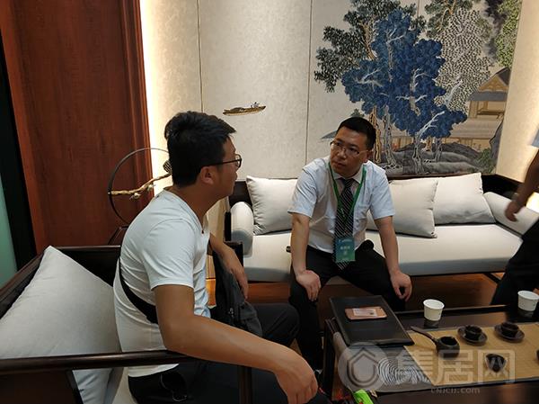 克兰斯工作人员与客户洽谈