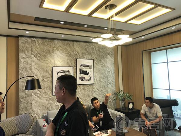 帝王至尊工作人员与客户洽谈