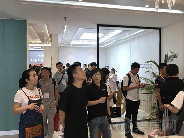 品格工作人员向观展者介绍产品信息
