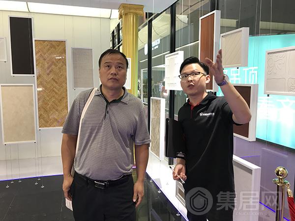品格工作人员向观展者介绍产品信息