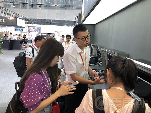 观展者认真了解奥田产品