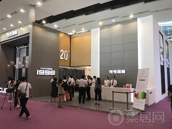 楚楚顶墙展馆前人潮涌动
