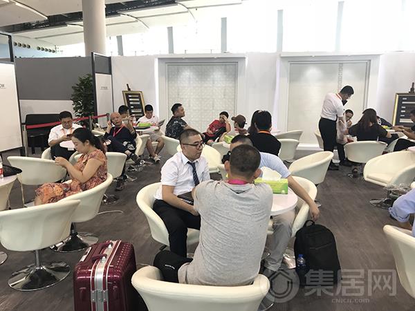 楚楚工作人员与客户洽谈