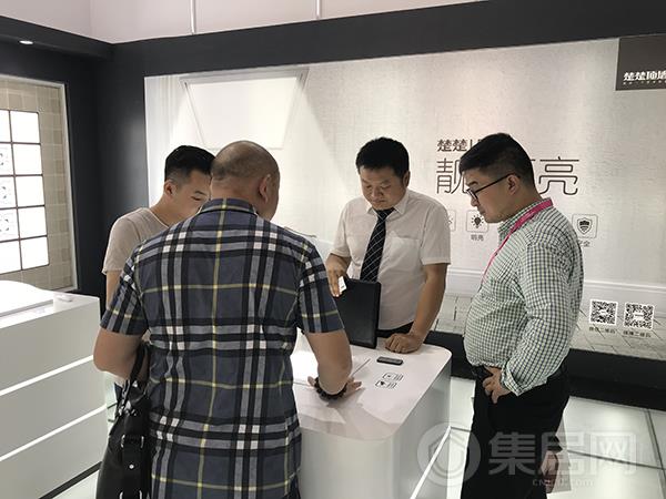 楚楚工作人员向观展者介绍产品信息
