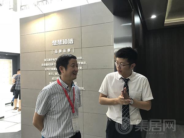 楚楚工作人员向观展者介绍产品信息