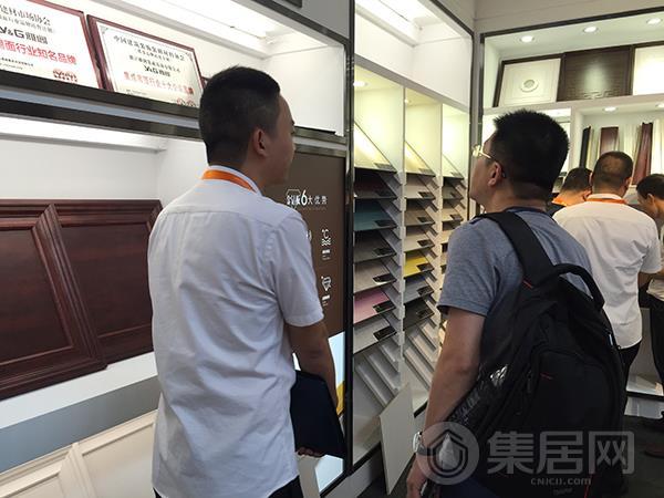 工作人员向观展者认真介绍产品