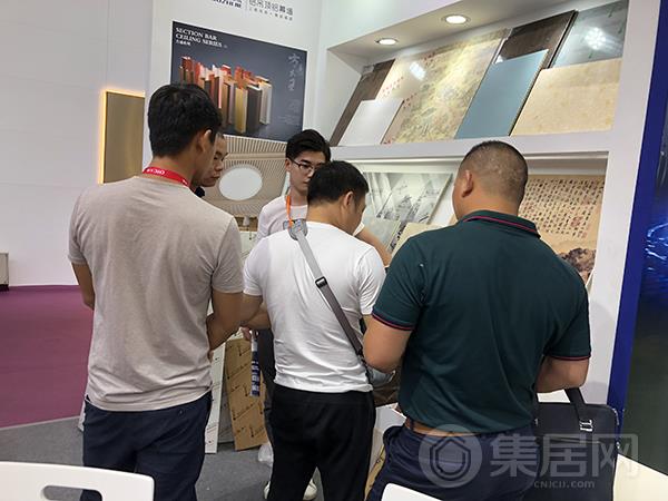 工作人员耐心向观展者解说产品