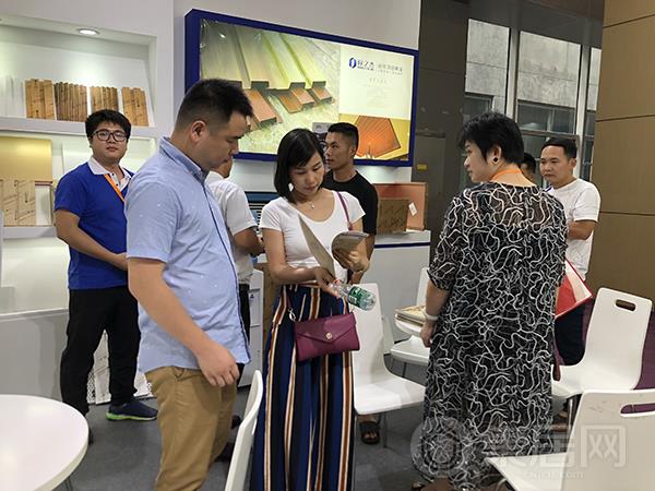 欧之杰展馆内人气爆棚