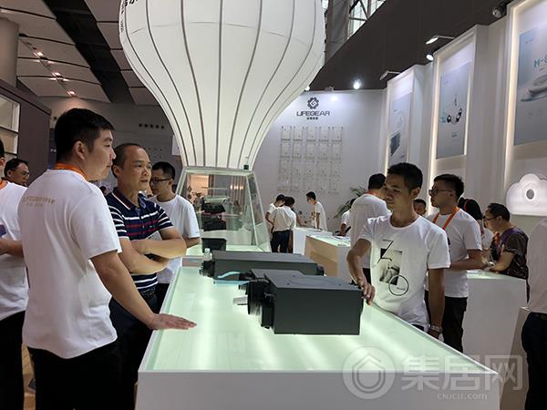 观展者认真了解台湾乐奇产品