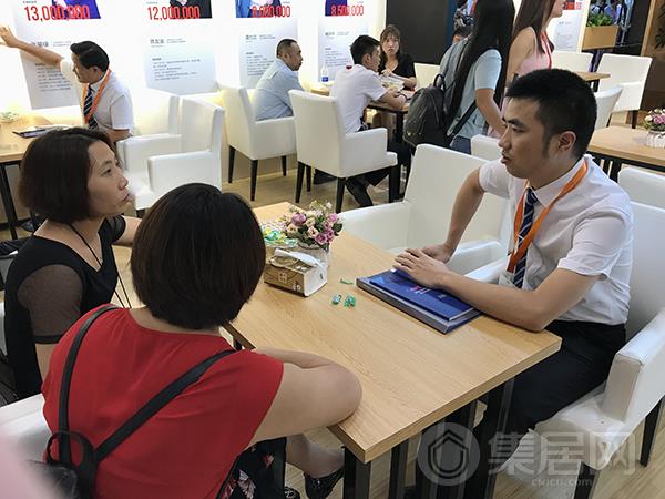 意向客户与工作人员进一步洽谈